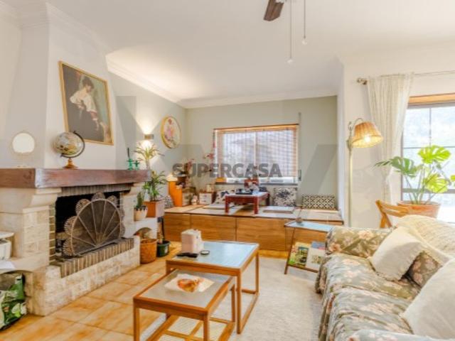 Moradia em Cascais Alcabideche, com jardim e elevado potencial