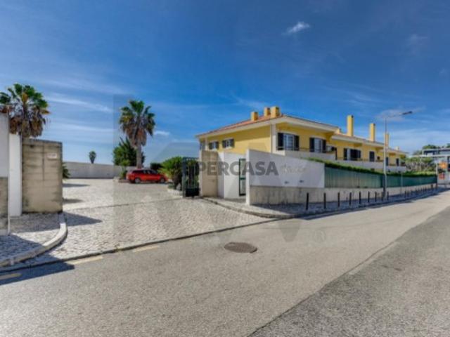Moradia em Cascais em Condomínio com Piscina e parque infantil