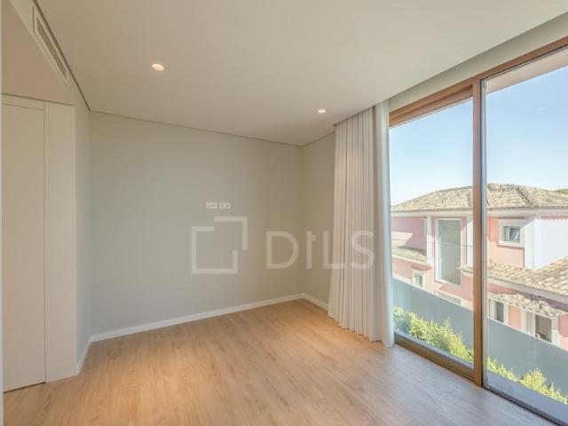 Moradia em condomínio fechado T4 com piscina e jardim, no Estoril, Cascais