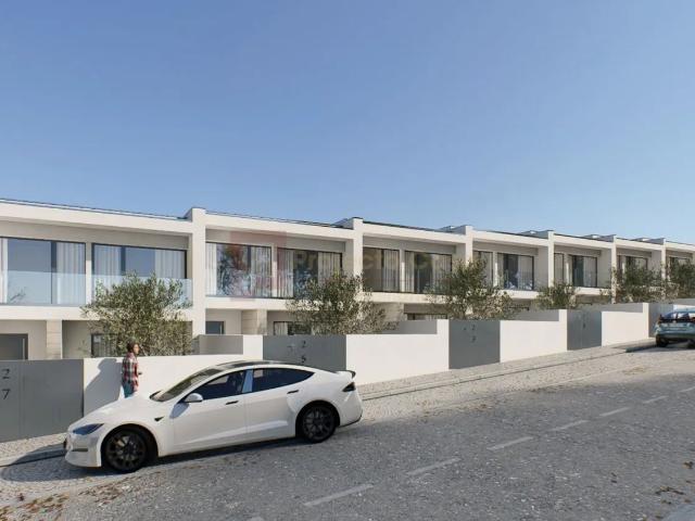 Moradia em Condomínio Privado com Piscina