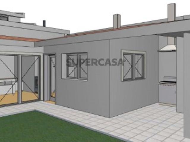 Moradia em construção com dois pisos e logradouro