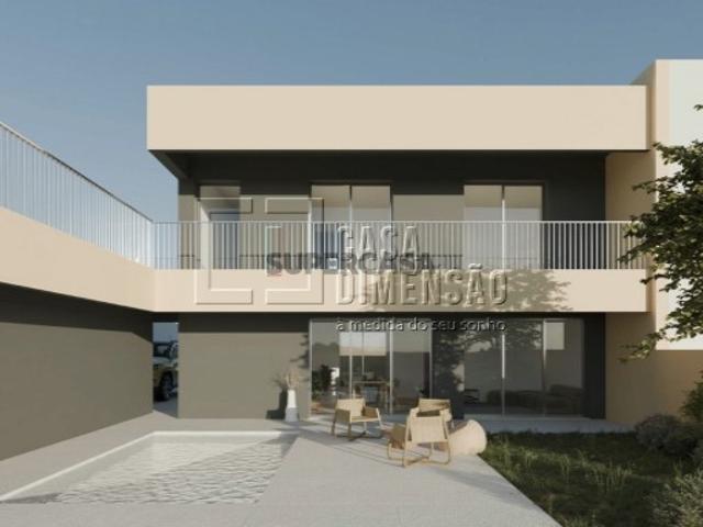 Moradia em construção localizada na zona da Charneca da Caparica, com Piscina, Garagem e Jardins!