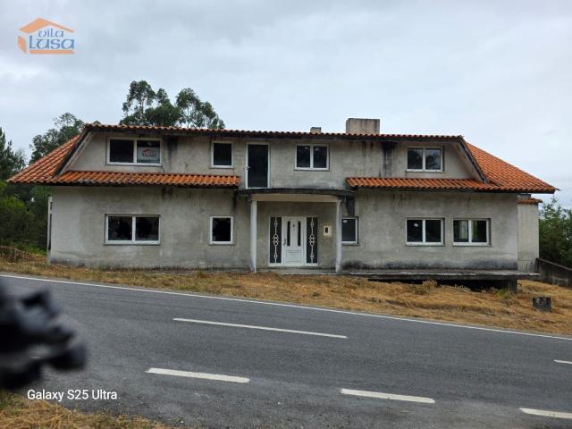 Moradia em construção na Paraduça