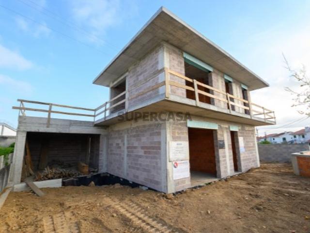 Moradia em construção no centro de Avanca vende se em estado atual