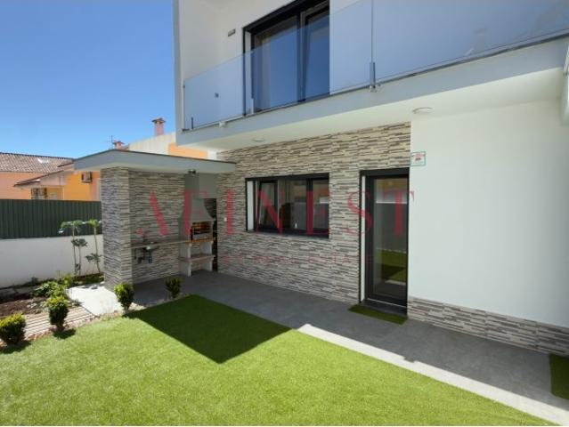 Moradia em Famões pensada para T4 | sala de 43 m² que dá 4.º quarto | 225 m² | lote 279 m²