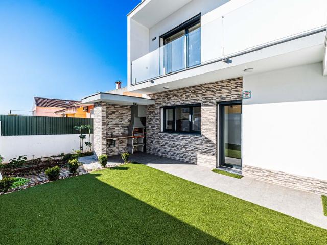 Moradia em Famões pensada para T4 | sala de 43 m² que dá 4.º quarto | 225 m² | lote 279 m²
