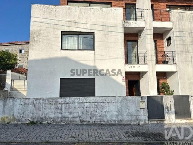 Moradia em gaveto T3 em Riba de Ave de 181,4 m²