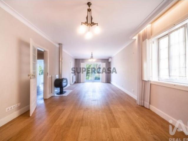 Moradia em gaveto T4 em Oliveira, São Paio e São Sebastião de 254,01 m²