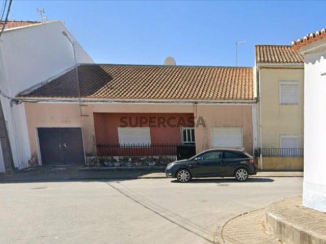 Moradia com 232 m², terreno de 630 m², piso inferior ao nível do jardim, sótão e garagem Grândola
