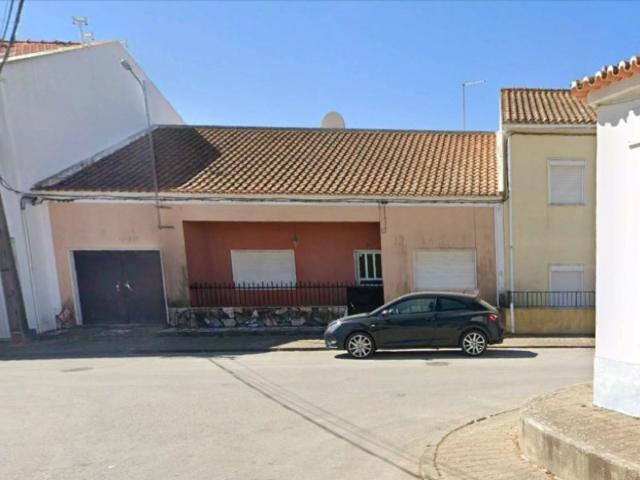 Moradia com 232 m², terreno de 630 m², piso inferior ao nível do jardim, sótão e garagem Grândola
