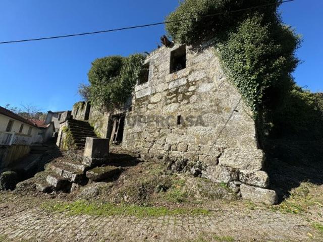 Moradia em granito para recuperar com amplo terreno Celorico de Basto