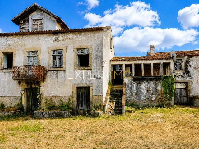 Moradia em granito para recuperar com 17.509 m2 de terreno