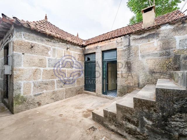 Moradia em Granito T3 com loja por baixo e terreno