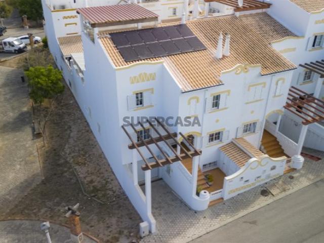 Moradia em Lagos com Piscina Aquecida e Excelente Exposição Solar