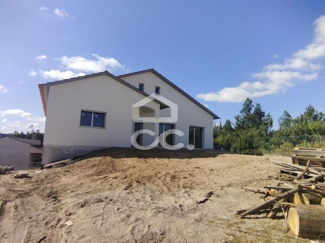 Moradia em lote de terreno individual em zona calma