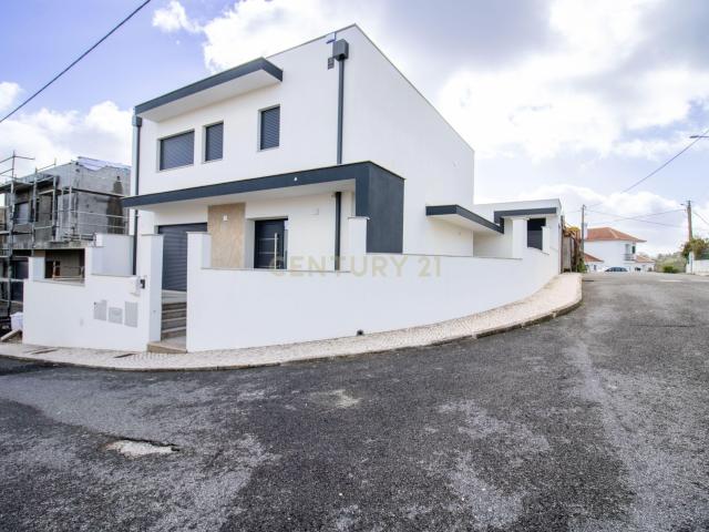 Moradia em Loures | Arquitetura Moderna às Portas de Lisboa