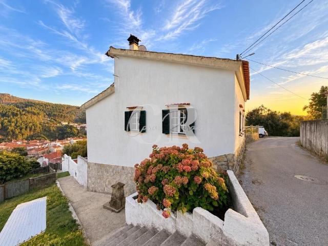 Moradia em pedra com 4 quartos, logradouro e terreno agrícola