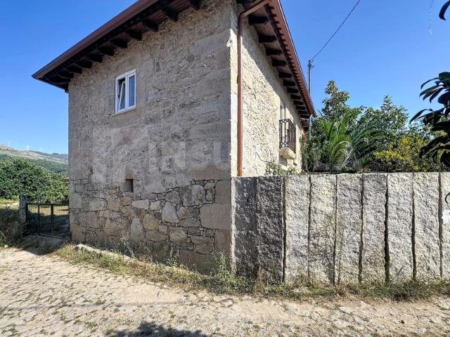Moradia em Pedra com 2 Pisos e Amplo Terreno Excelente Oportunidade