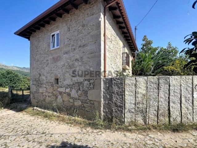 Moradia em Pedra com 2 Pisos e Amplo Terreno Excelente Oportunidade