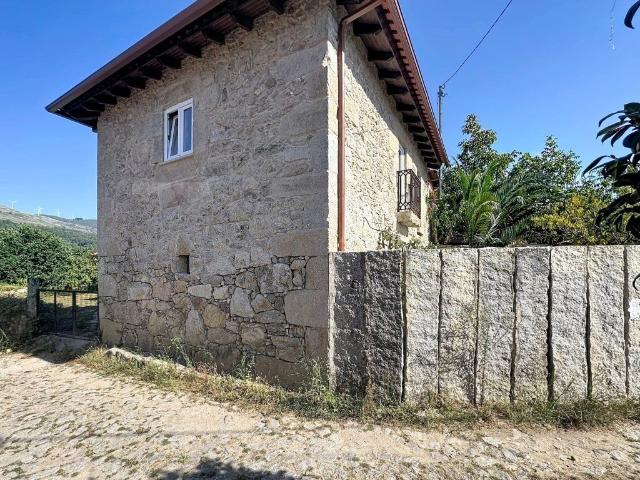 Moradia em Pedra com 2 Pisos e Amplo Terreno Excelente Oport. 0m² Cerdal