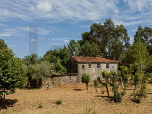 Moradia em Pedra com Terreno Murado de 2.814 m² e Potencial Urbano Covas, V. N. Cerveira