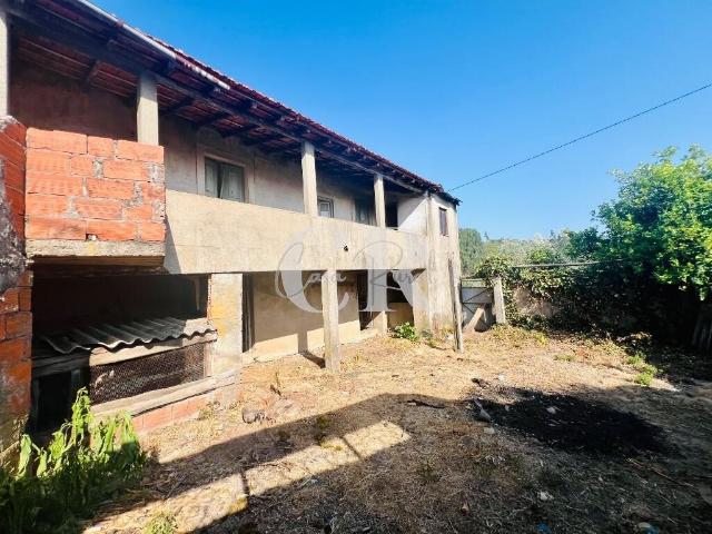 Moradia em pedra com terreno, repleta de potencial de transformação em Figueiró dos Vinhos