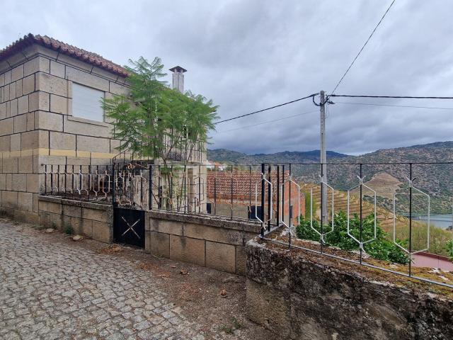 Moradia em pedra com vista para o rio Douro em Vale da Figueira São João da Pesqueira