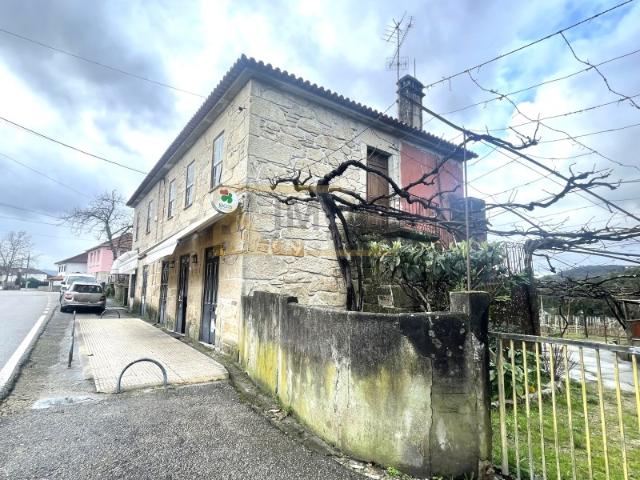 Moradia em pedra com negócio de café/restaurante Barbeita Monção