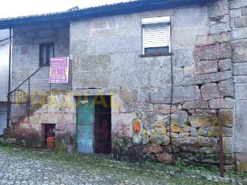 Moradia em pedra de granito com logradouro Tem 2 entradas