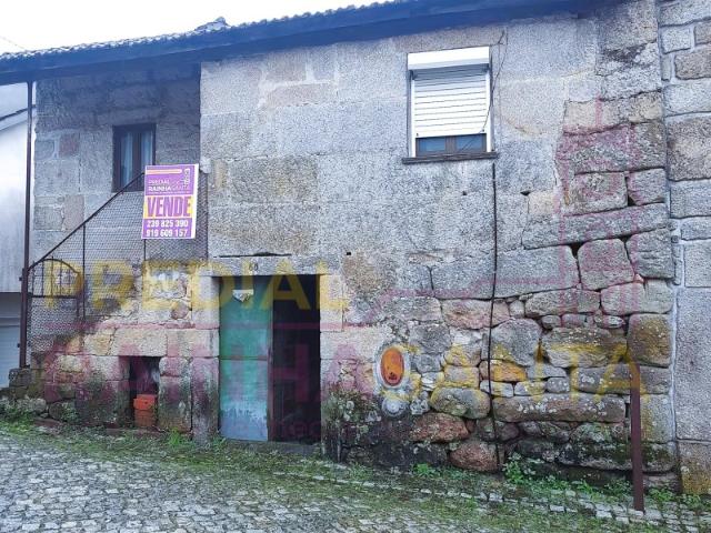 Moradia em pedra de granito com logradouro Tem 2 entradas