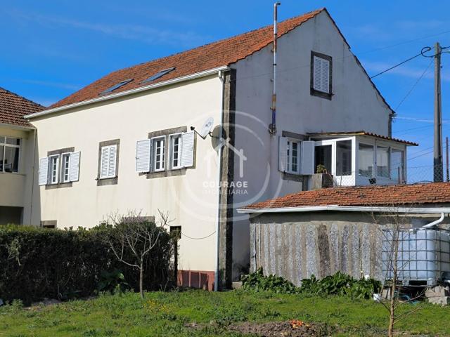 Moradia em pedra, tipo t3, mais sotão habitavel, gragem e logradouro. Periferia de Paredes de Coura