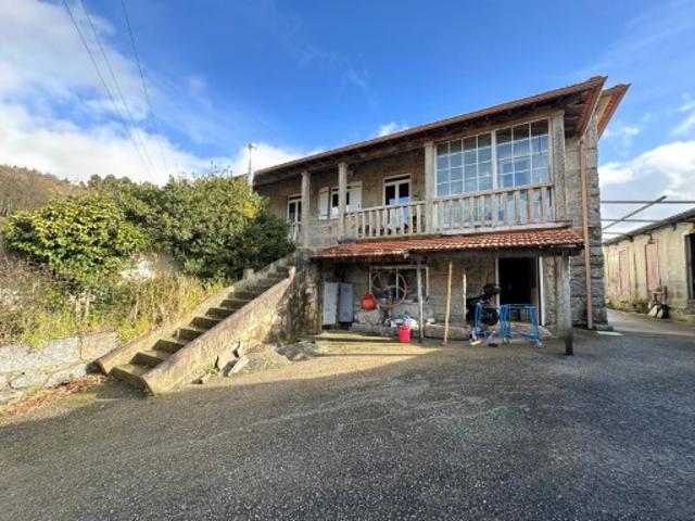 Moradia em pedra, em Mozelos