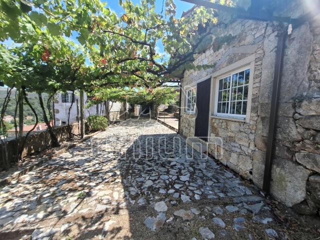 Moradia em pedra inserida num terreno com 3.646 m² em Azevedo