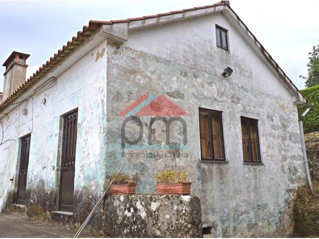 Moradia em Pedra para com Terreno e Potencial de Destaque para Nova Construção