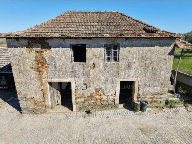 Moradia em Pedra para Reconstrução | Potencial Único | Vista de Aldeia