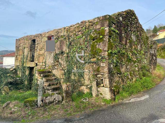 Moradia em pedra para recuperar com dois pisos, anexo e água própria, em Insalde, Paredes de Coura