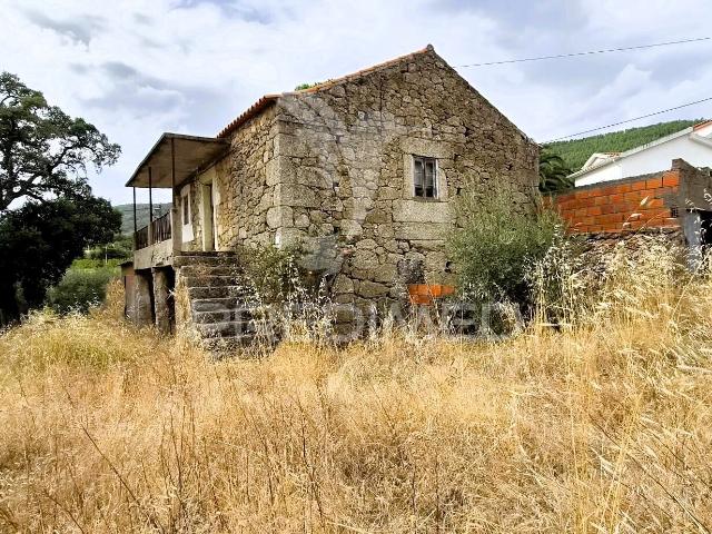 MORADIA EM PEDRA PARA RECUPERAR | CORTIÇADA, FUNDÃO