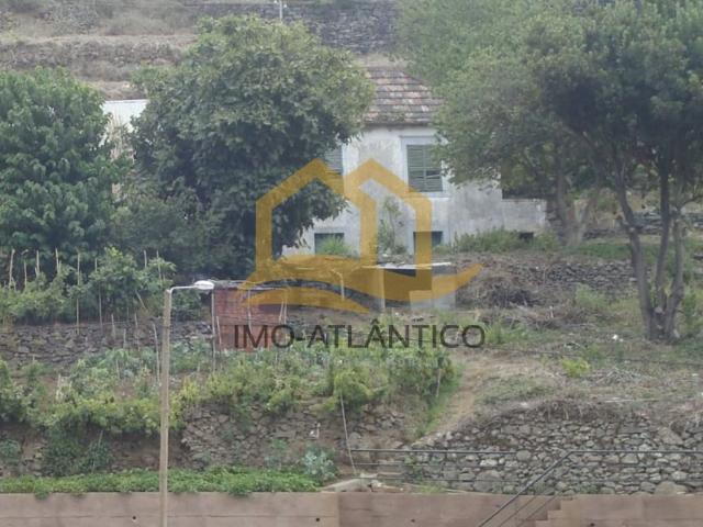 Moradia em pedra para recuperar inserida num terreno de 2332m2