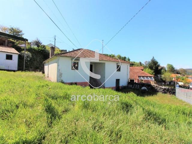 Moradia em pedra para remodelar, com terreno, à entrada da Vila de Paredes de Coura