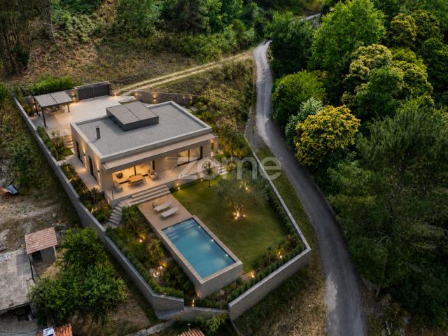 Moradia em Pedra para Restauro com Vista para o Rio do Ermal – Vieira