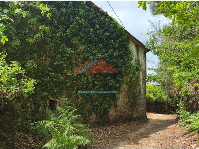 Moradia em Pedra para Restauro com 1.356 m² de Terreno e Excelentes Vistas