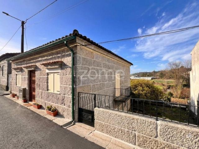 Moradia em pedra para restauro, localizada em Creixomil, Gui. 72m² Creixomil e Mariz