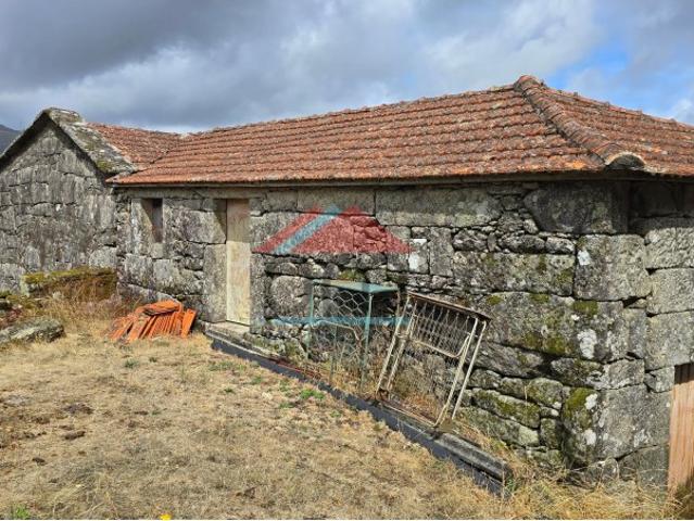 Moradia em Pedra para Restauro Próximo do Parque da Peneda Gerês