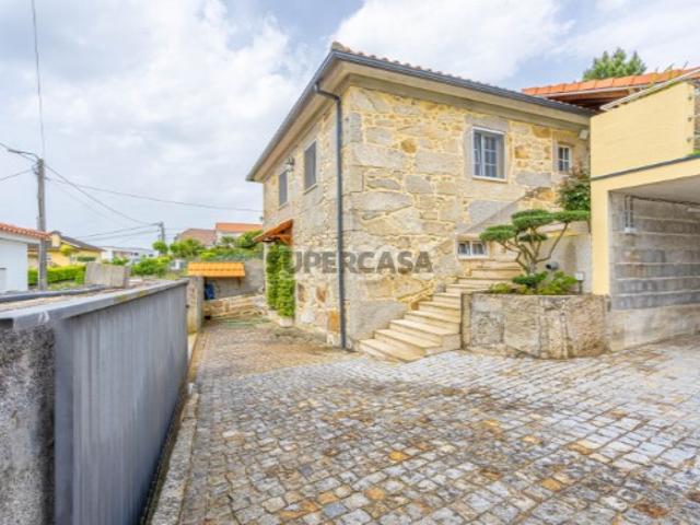 Moradia em Pedra Renovada com charme único