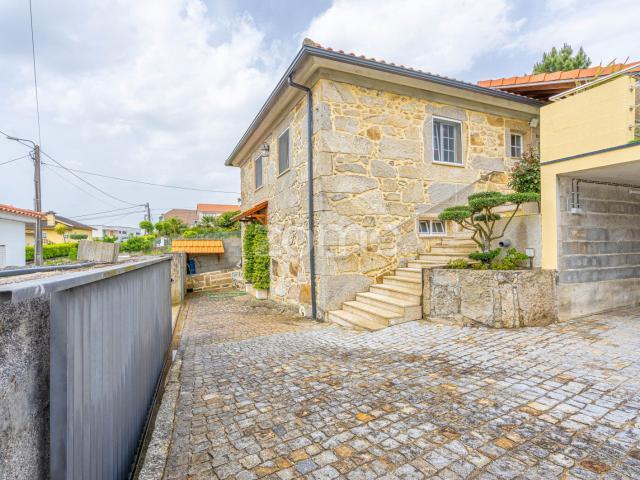 Moradia em Pedra Renovada com charme único