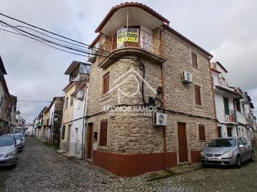Moradia em pedra totalmente remodelada, onde o charme tradicional se alia ao conforto moderno