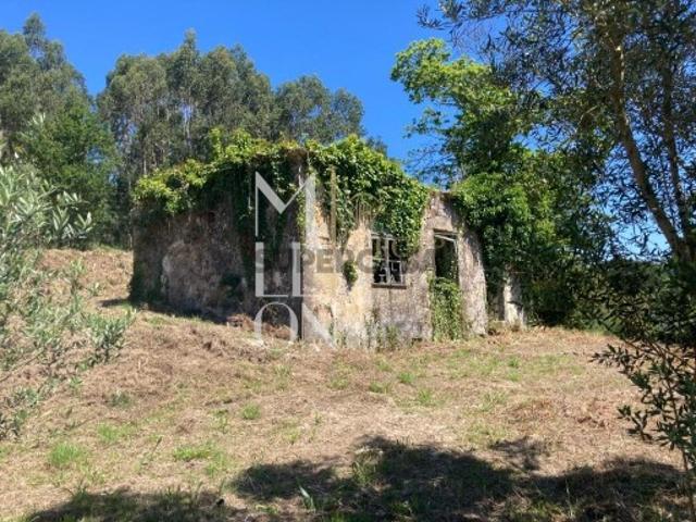 MORADIA EM RUÍNA com 3177m2 de terreno, em PONTE DE LIMA