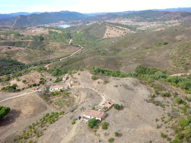 Moradia em Ruína com Terreno de 17.000 m² em Vale Grande de Cima – São Marcos da Serra
