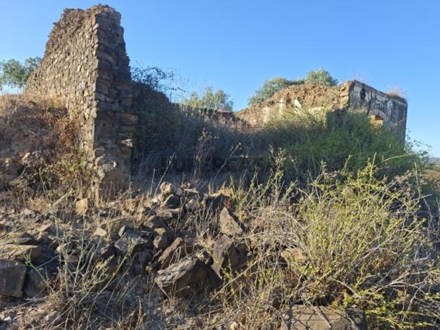Moradia em ruina com terreno e barragem São Marcos da Serra