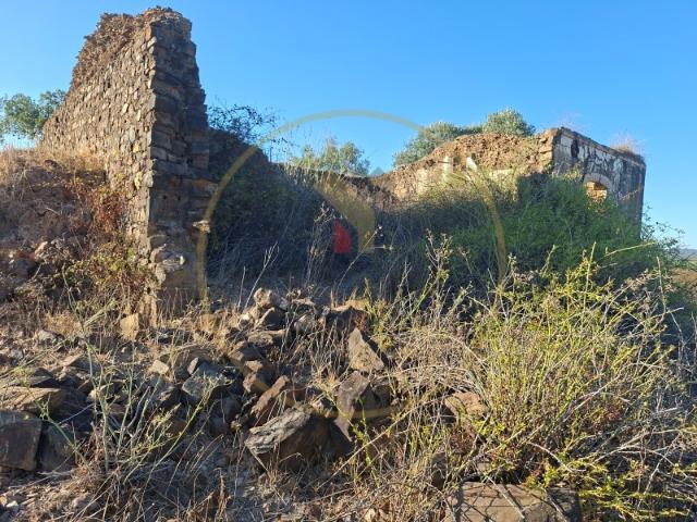 Moradia em ruina com terreno e barragem São Marcos da Serra
